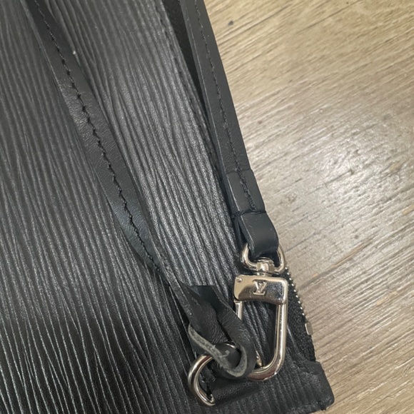 Louis Vuitton Neverfull Wristlet - Picture 6 of 7